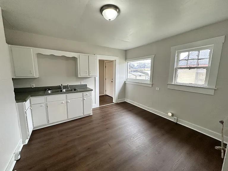 1556 Burgin Ave — Photo 7