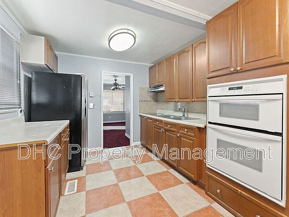 3rd image of 511 Whitley Dr