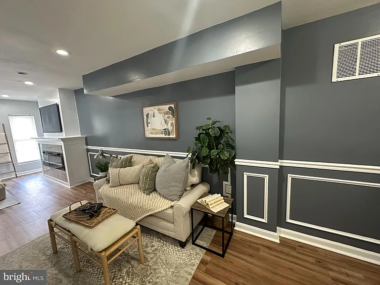 1127 Sargeant St — Photo 11