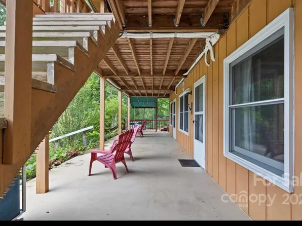 140 Holly St, Black Mountain, NC 28711