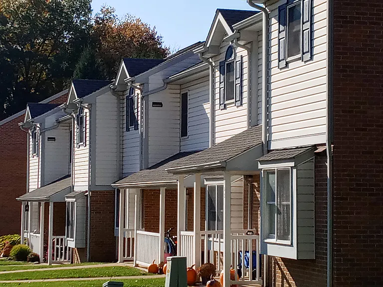 100 Woodside Dr — Photo 3
