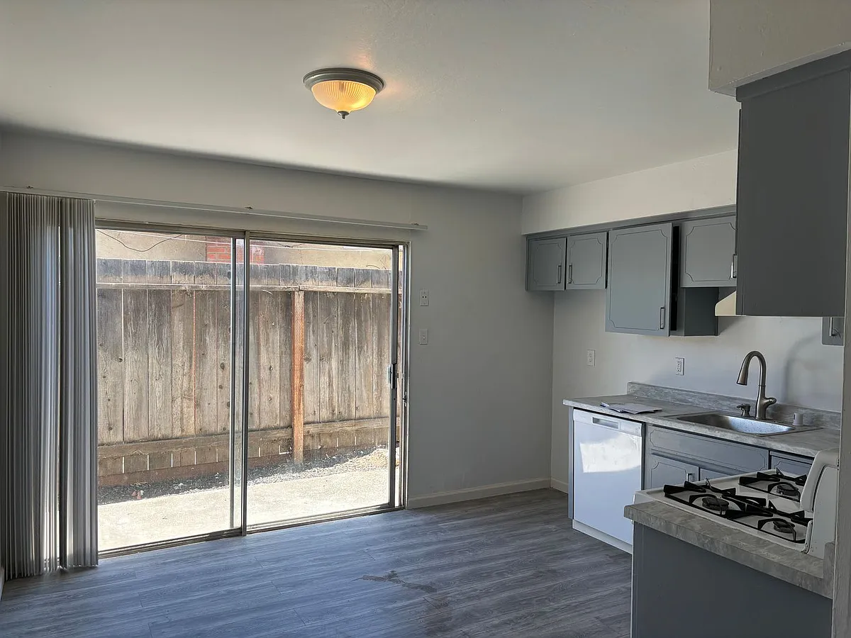 Building Photo - 22 S Lake Dr #B