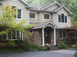 31 Sunken Meadow Rd, Northport, NY 11768