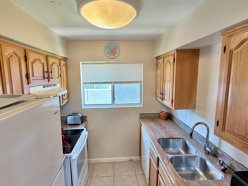1360 Del Rio Ct #4