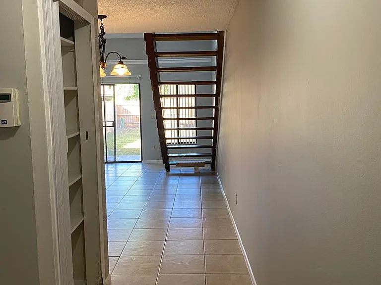 2738 Hunt Club Ln — Photo 2