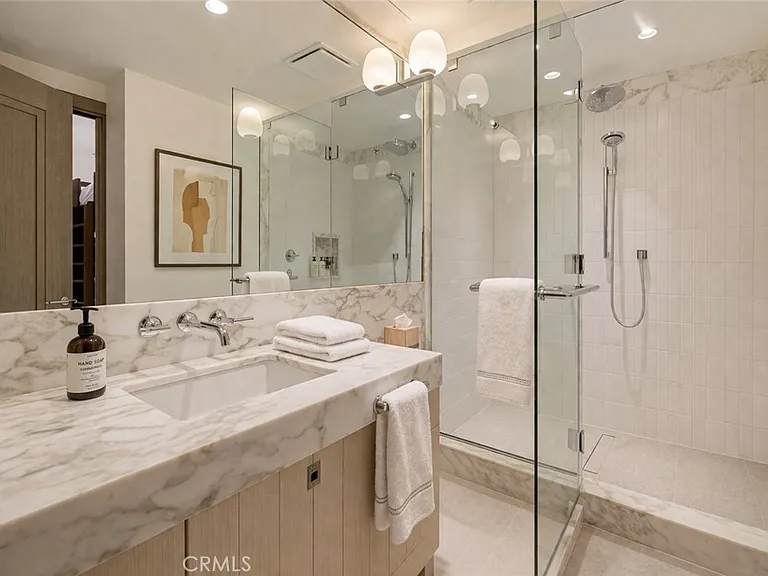 716 The Strand — Photo 42
