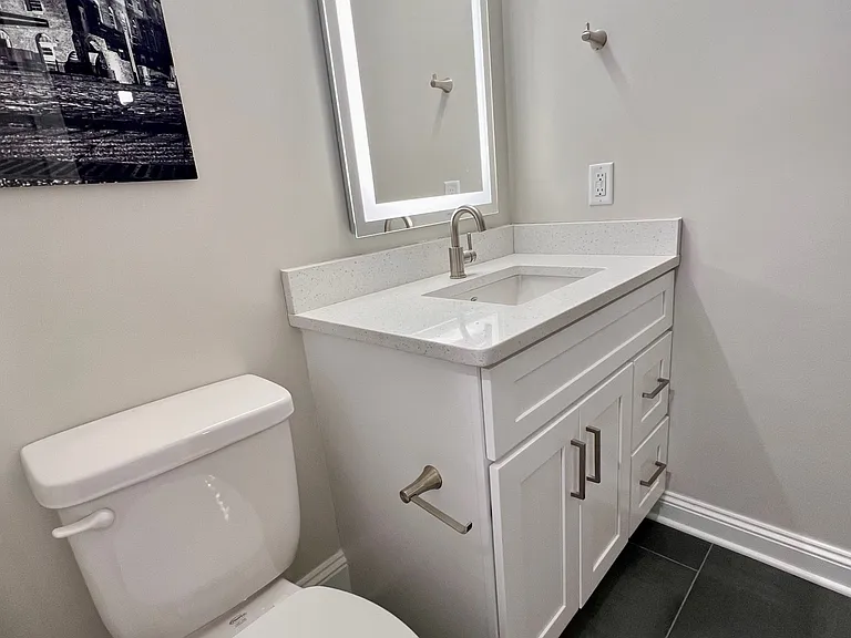 Secondary bathroom on bedroom level. Spacious and bright.