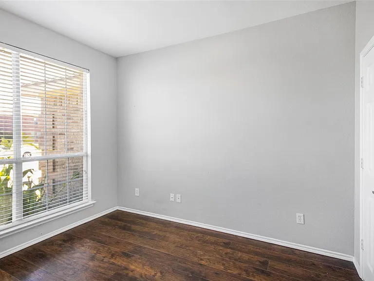 605 Chestnut Ct — Photo 5