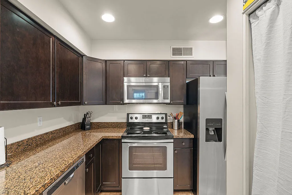3 bed, 1306 sqft, $2,100 — Photo 2