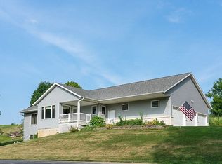 1713 Lake Front Dr NE, Solon, IA 52333