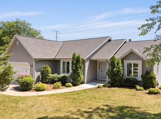 647 W Briarknoll Ct, Saukville, WI 53080