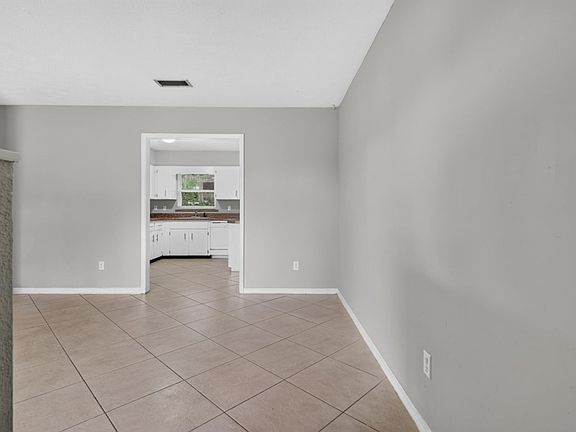 5th image of 2819 Frontier Ave