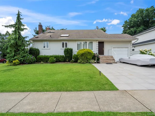 33 Shelter Hill Road, Plainview, NY 11803