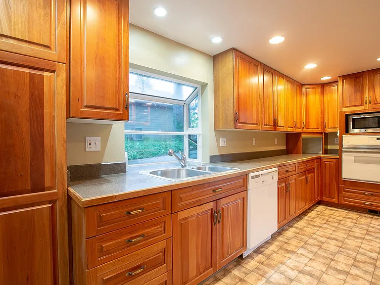 12105 SE River Rd — Photo 10
