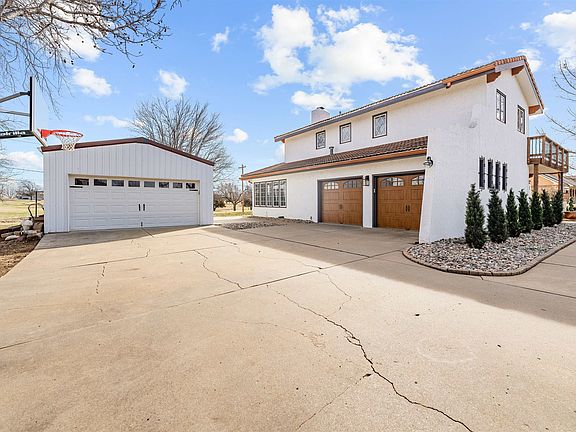 3rd image of 429 Meadowlark Dr