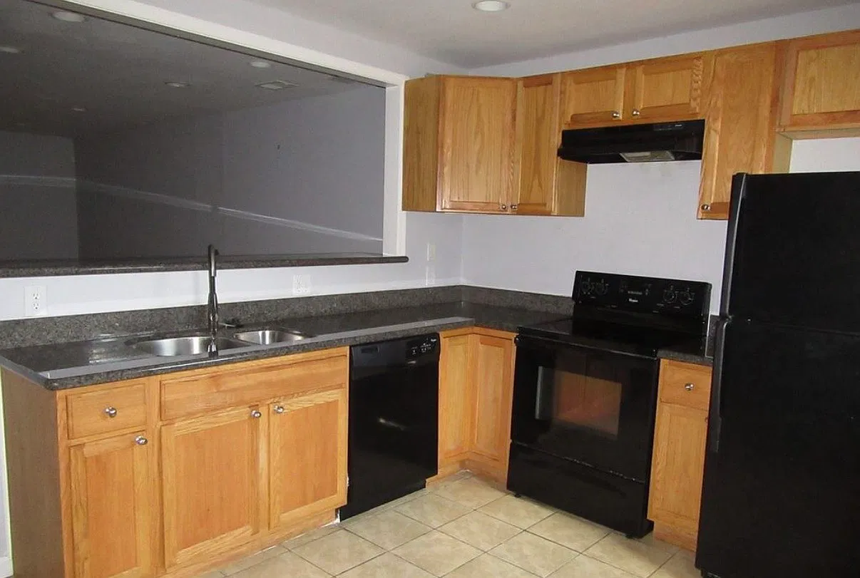 3 bed, 1.5 bath, 1380 sqft, $2,350 — Photo 3