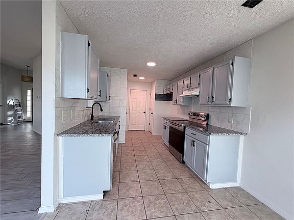5th image of 423 Crystal St