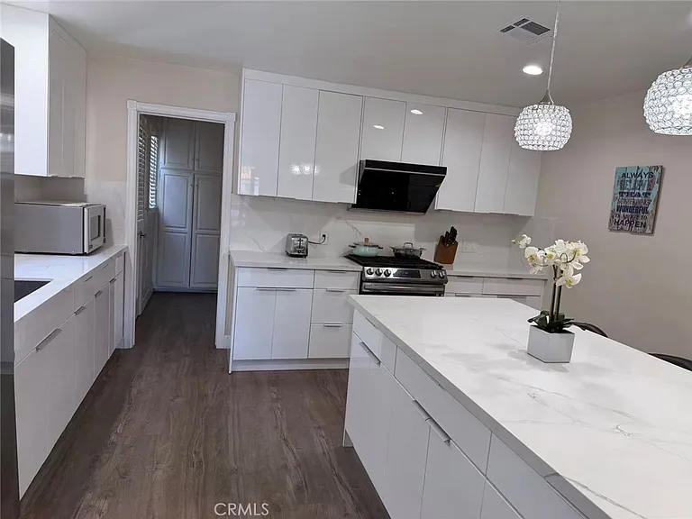 113 N Doheny Dr — Photo 5