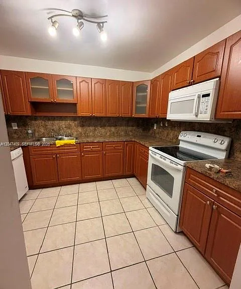 6930 Miami Gardens Dr #1-517 — Photo 2