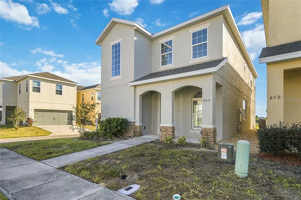 3 bed, 2.5 bath, 2191 sqft, $2,100 — Photo 2