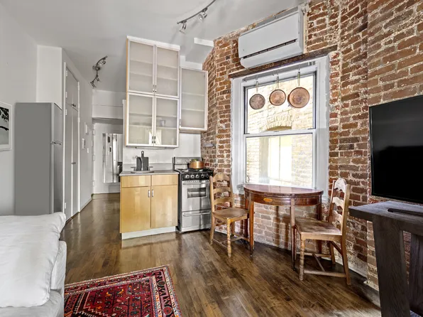 77 Perry Street 4C image 2 of 8