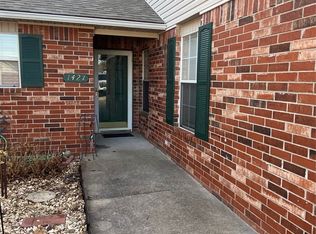 1427 W Evergreen Ln, Claremore, OK 74017
