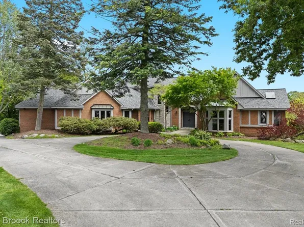 4395 Hickory Ct, Orchard Lake, MI 48323