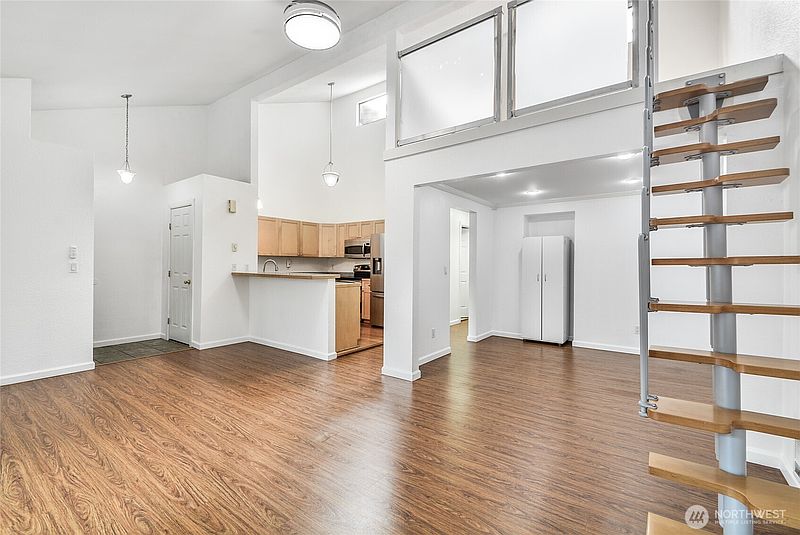 3rd image of 12037 100th Avenue NE #206