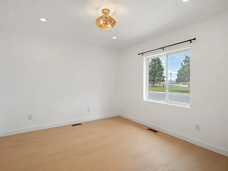 210 Monroe St — Photo 13