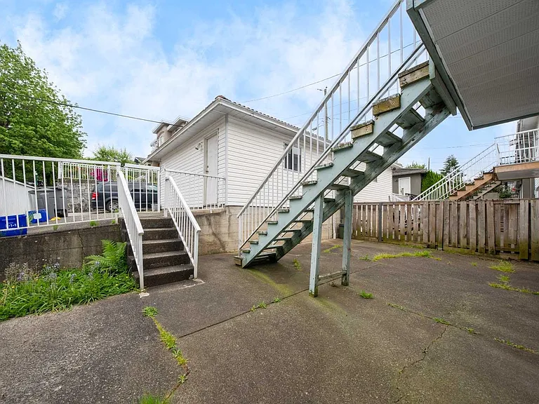 4502 Nanaimo St #MAIN — Photo 14