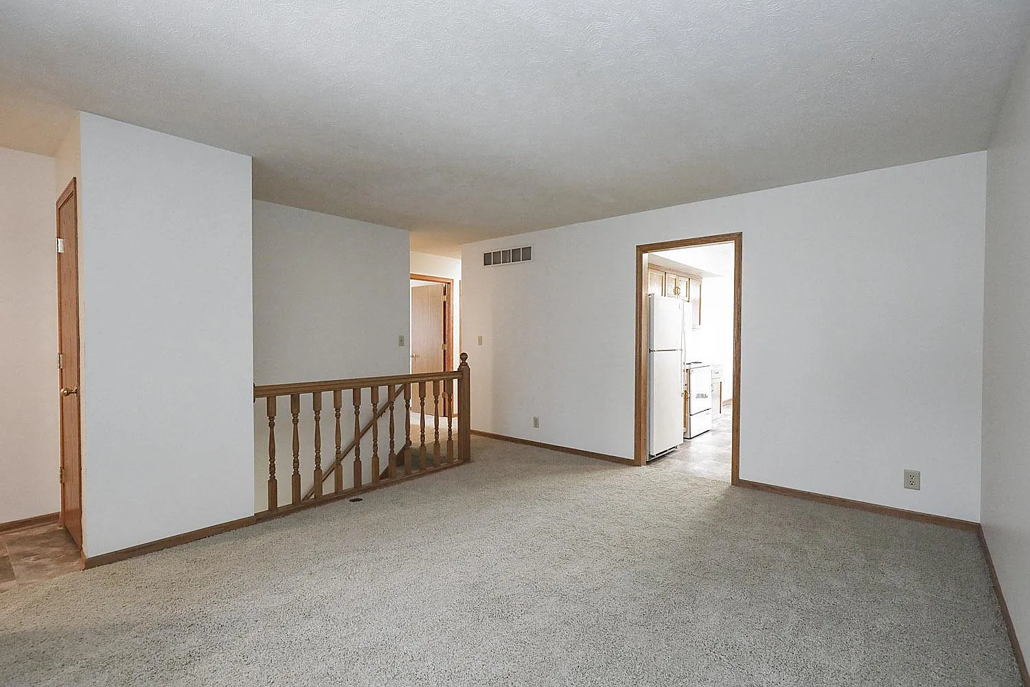 3 bed, 1.5 bath, 1402 sqft, $1,719 — Photo 2