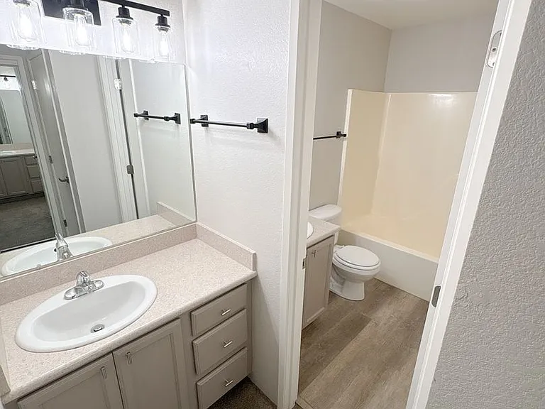 5641-5643-5645-5 N Hills Dr — Photo 13