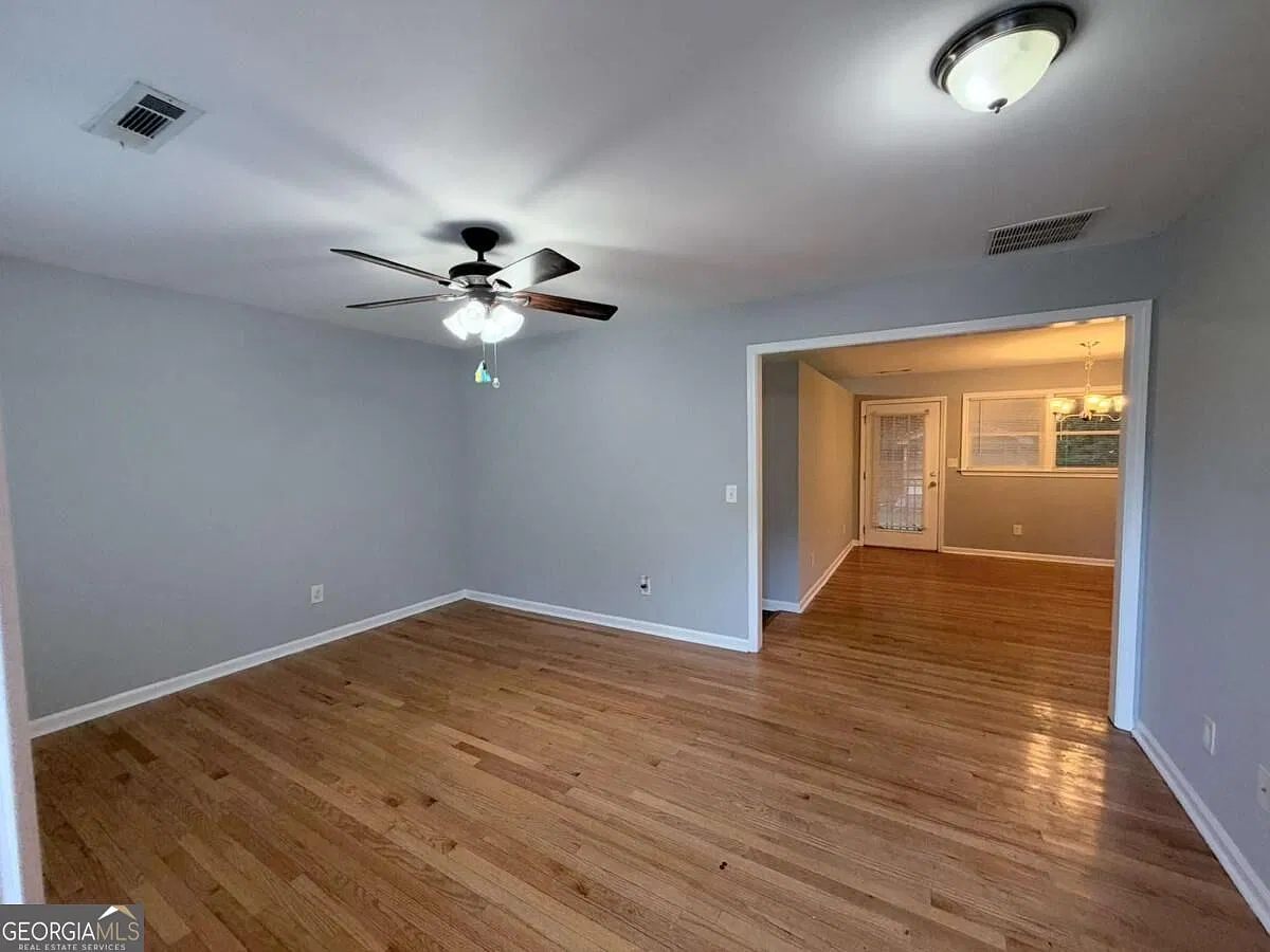 3 bed, 2.0 bath, 1227 sqft, $1,700 — Photo 3