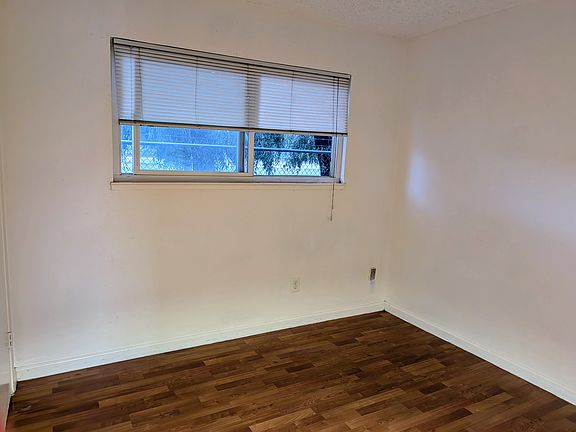5th image of 121 Las Flores Ave APT A