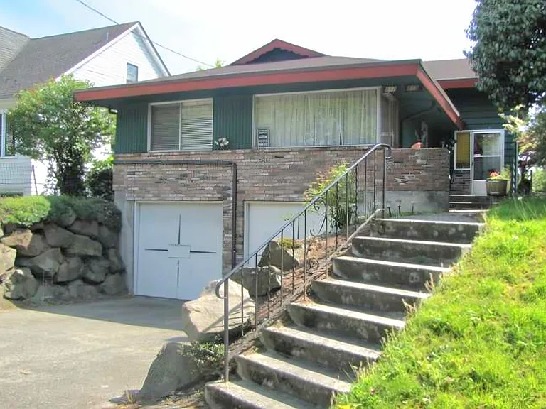 Front of house/duplex. Apt 817 in front above garage. Apt 819 in back facing yard.