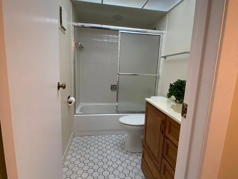 5401 Chateau #4 — Photo 9