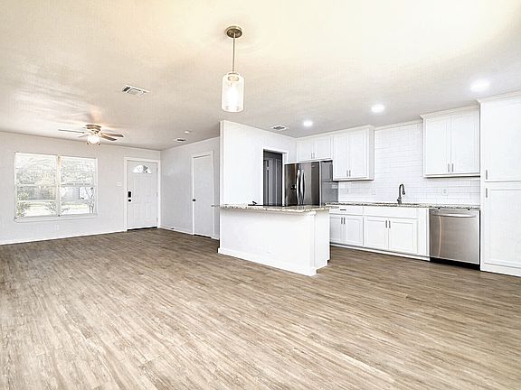 4th image of 422 Rexford Dr