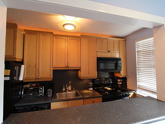 3rd image of 2 Bryant Cres APT 1M