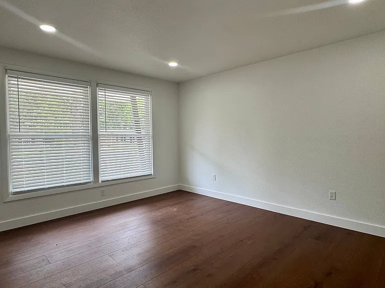 16 Ventura Blvd — Photo 3