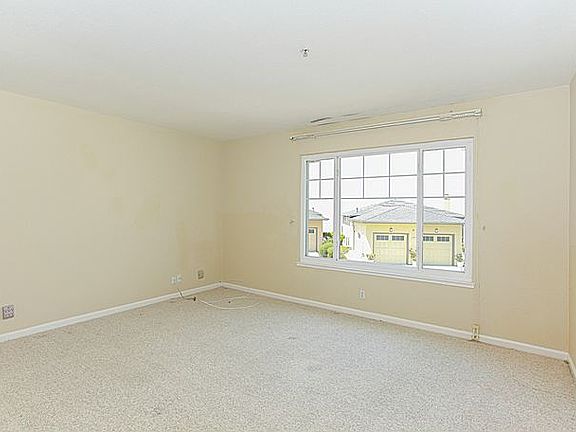 3rd image of 1033 Crocker Ave