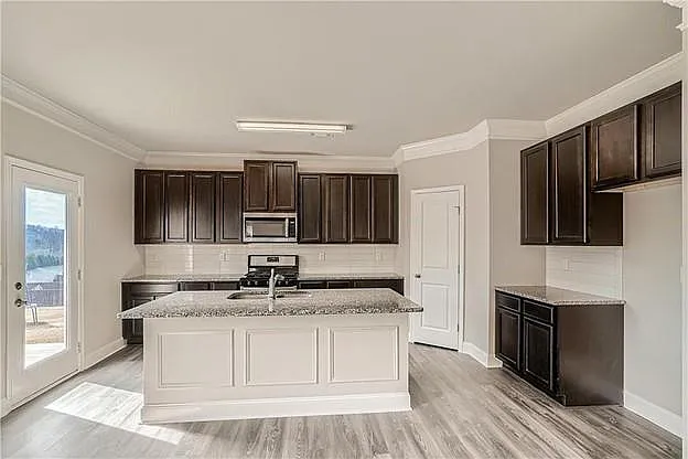 4 bed, 3.0 bath, 2725 sqft, $2,650 — Photo 4