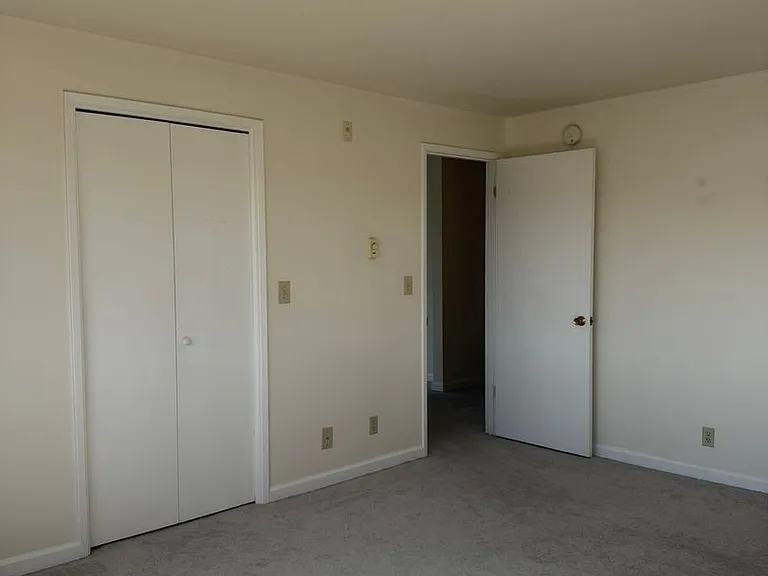 1952 Thorndyke Ave W — Photo 13