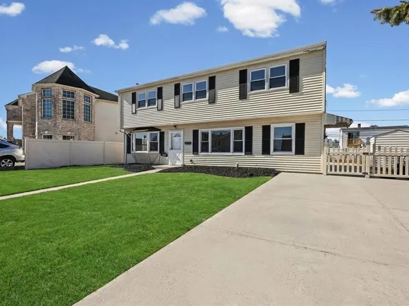 (undisclosed Address), Levittown, NY 11756