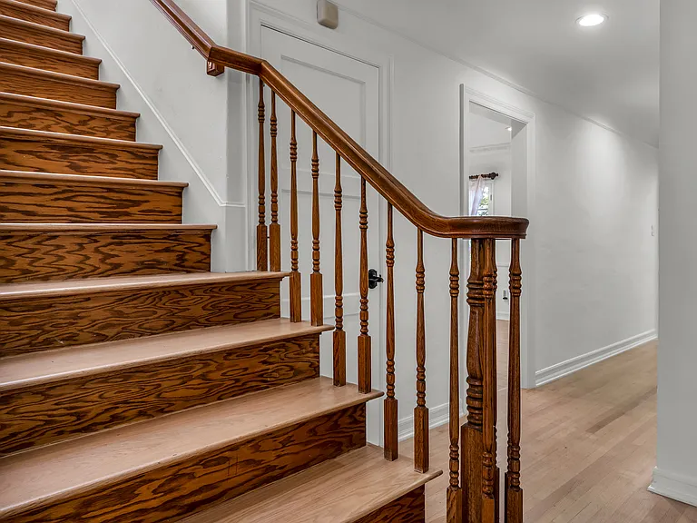 1521 Midvale Ave — Photo 26