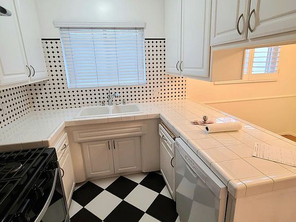 3rd image of 12942 Moorpark St APT 3