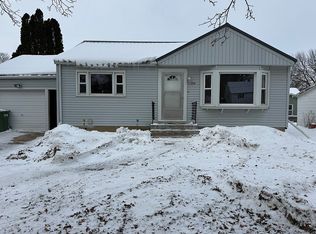 216 4th St E, Cresco, IA 52136