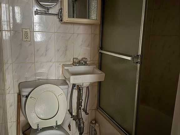 5th image of 19 Division St APT 2B