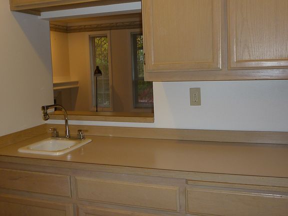 Extra sink in kitchenb