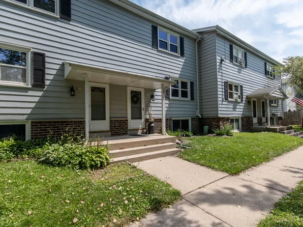 228 Wolf Dr, Dousman, WI 53118