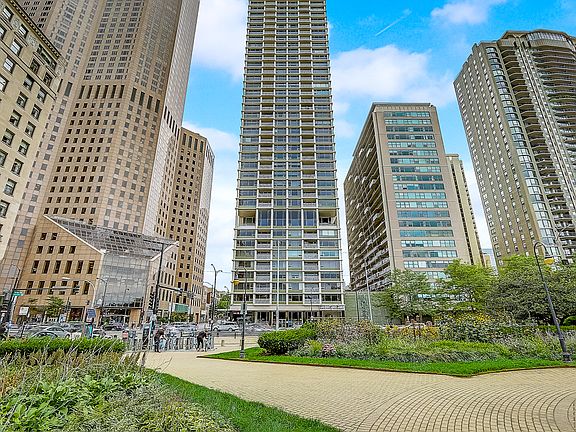 3rd image of 1000 N Lake Shore Plz APT 8B